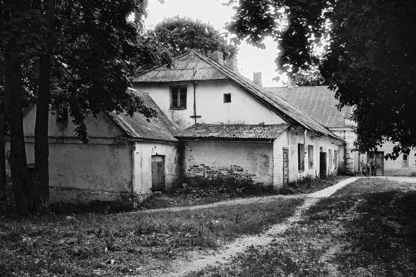 Dagilynės dvaras. Prie dvaro rūmų pristatytas vieno aukšto mūrinis pastatas. Vido Dulkės nuotrauka, 9 dešimtmetis